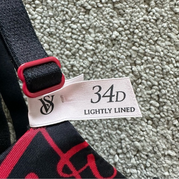 Victoria's Secret Lightly Lined Black and Red Heart Print Bra Size 34D - Picture 2 of 5